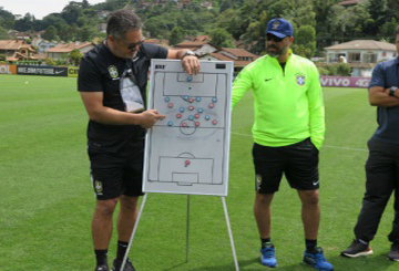 Alunos vão para campo apresentar treino tático